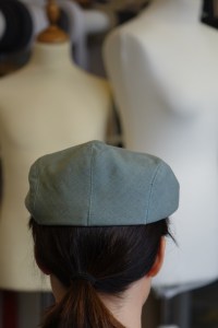 Johanna mit Schiebermütze von hinten